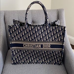 CHRISTIAN DIOR
DIOR BOOK TOTE DIOR OBLIQUE BAG